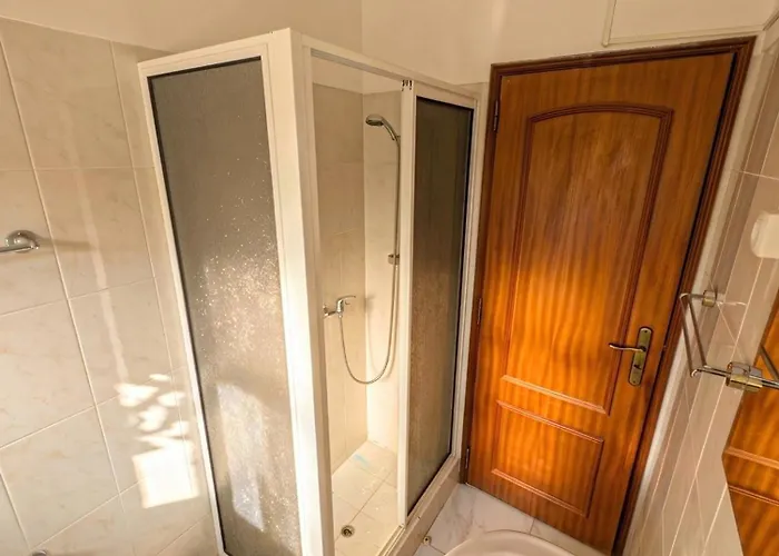 Terraco 26 - 8br Sleeps 22, Garden & Terrace, Near Lisbon & Beaches Sobreda