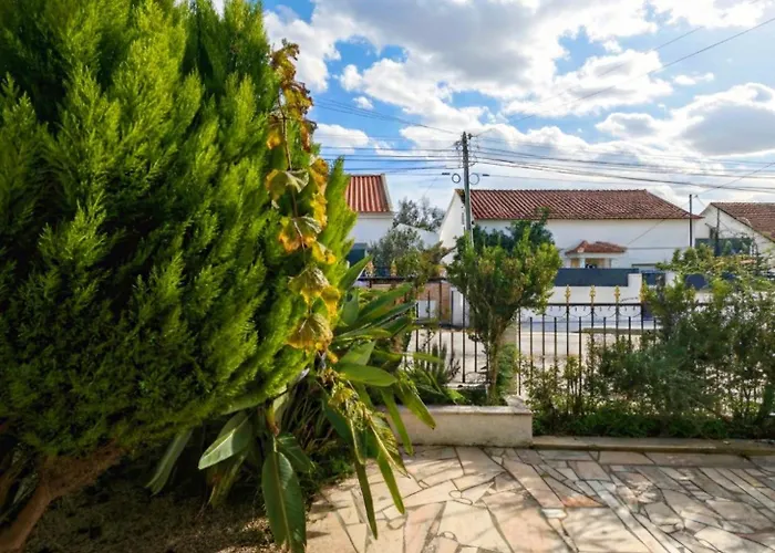 Terraco 26 - 8br Sleeps 22, Garden & Terrace, Near Lisbon & Beaches 别墅 Sobreda